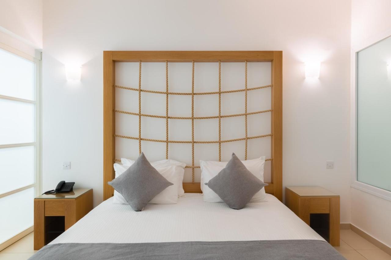 Napa Mermaid Hotel & Suites ไอยานาปา ภายนอก รูปภาพ